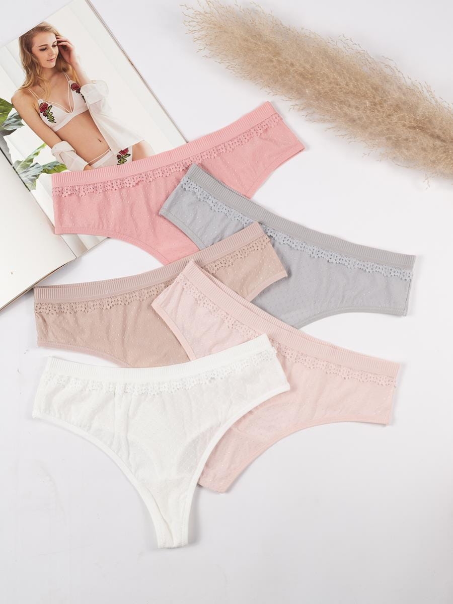 Stringi z koronkowym wykończeniem  