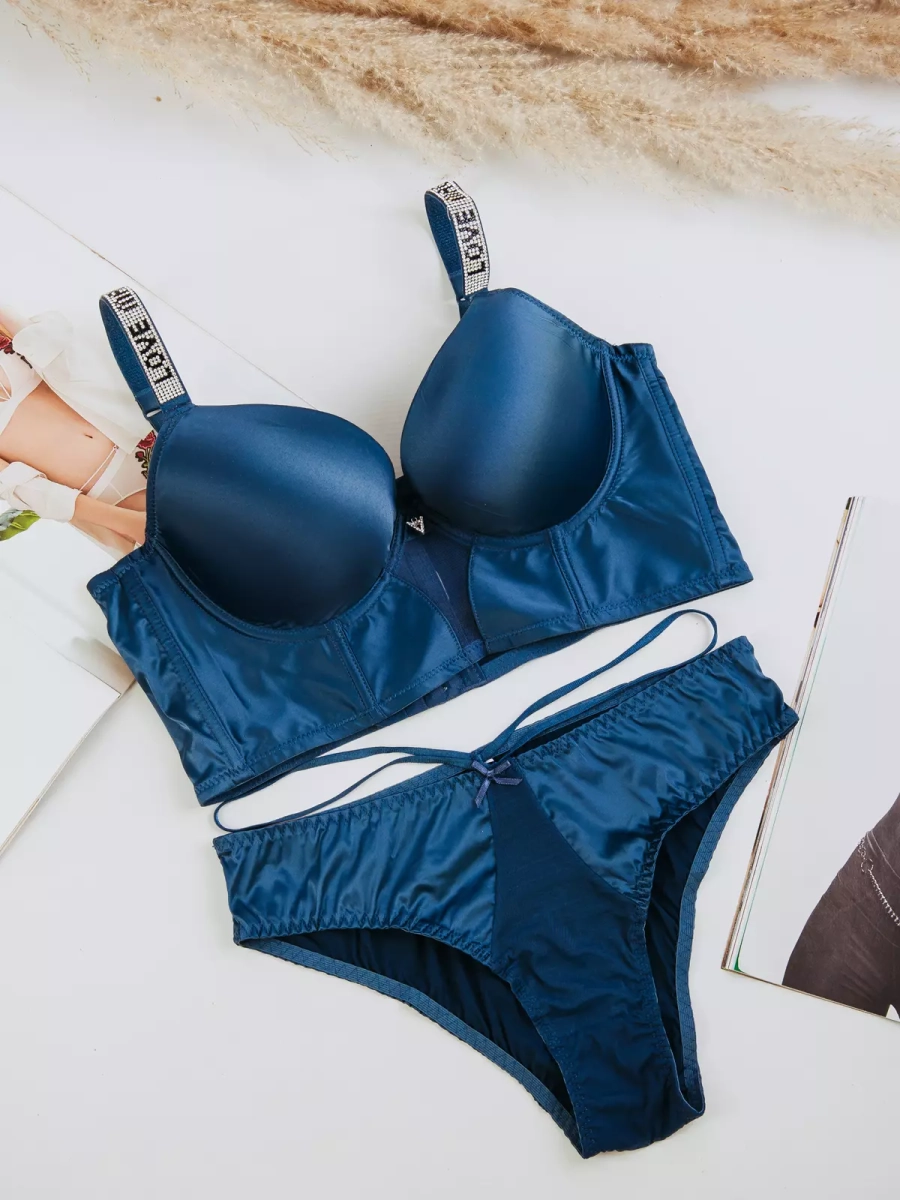 Komplet satynowy z ozdobnymi ramiączkami 