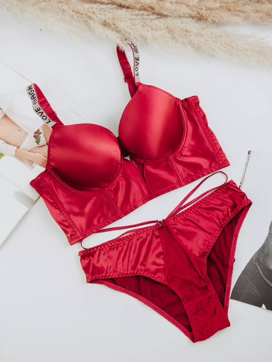 Komplet satynowy z ozdobnymi ramiączkami  