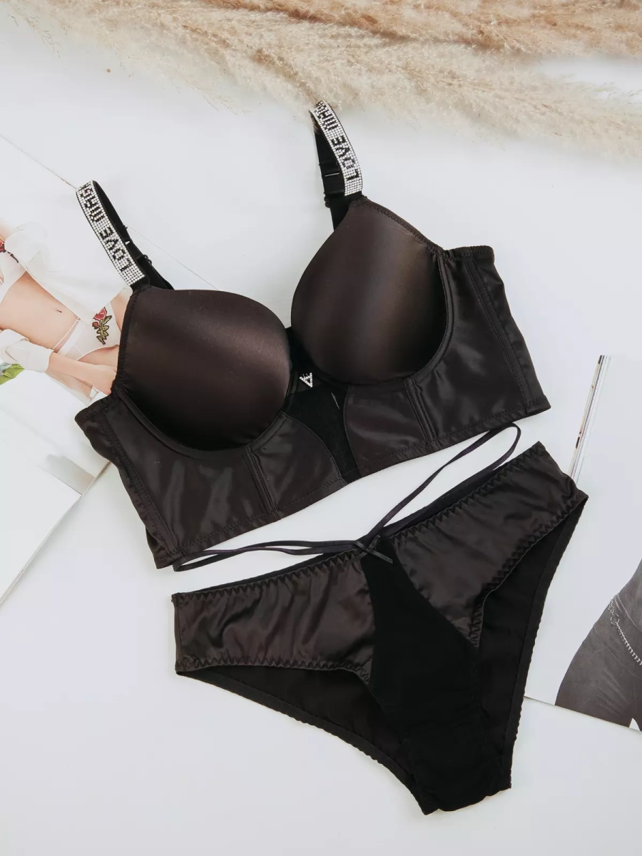 Komplet satynowy z ozdobnymi ramiączkami   