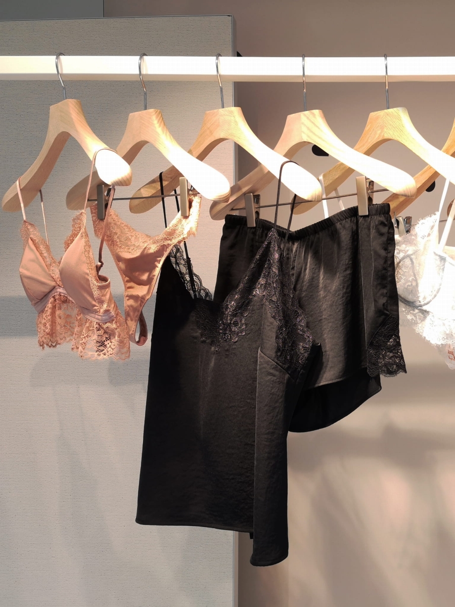 Biustonosz niespodzianka -czarny